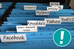 Es sind viele Ablageordner zusehen, die mit Namen von Online-Plattformen beschriftet sind.