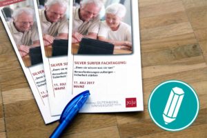 Es sind Flyer von der Tagung zu sehen.