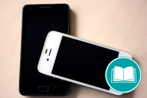 Zwei verschiedene aufeinanderliegende Smartphones