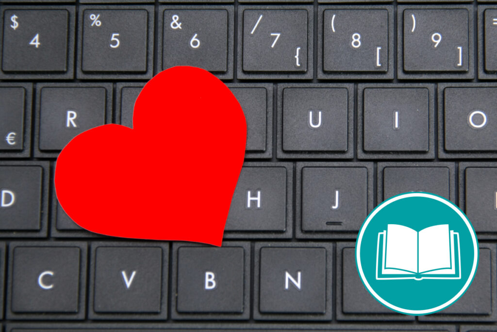 Ein rotes Herz liegt auf einer Computertastatur.