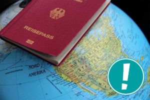 Reisepass liegt auf Globus