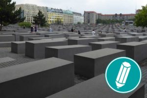 Das Holocaust Denkmal in Berlin ist abgebildet. Es sind viele Steinsäulen zu sehen