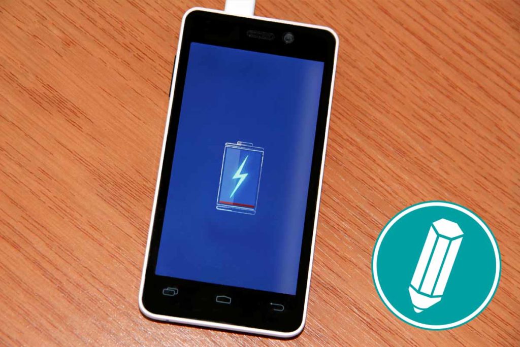 Ein Smartphone ist zu sehen. In der Mitte des Smartphones wird eine leere Batterie angezeigt.