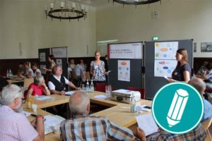 Senioren und Seniorinnen an einer Lerninsel