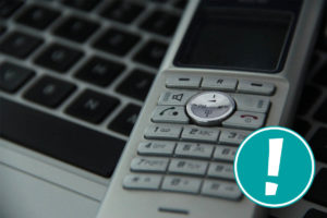 Ein Telefon liegt auf einer Computer-Tastatur.