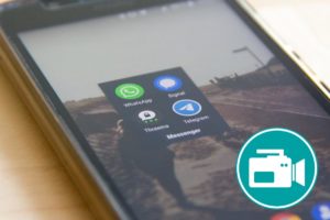 Man sieht ein Smartphone und verschiedene Messenger-Apps, die darauf installiert sind.