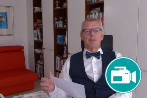 Man sieht Herr Reitze, wie er in die Kamera spricht.