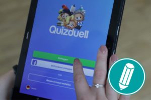 Finger tippen auf die App "Quizduell"