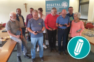 Gruppenbild von neun Digital-Botschafterinnen und -Botschaftern steht vor einem DigiBo-Rollup.