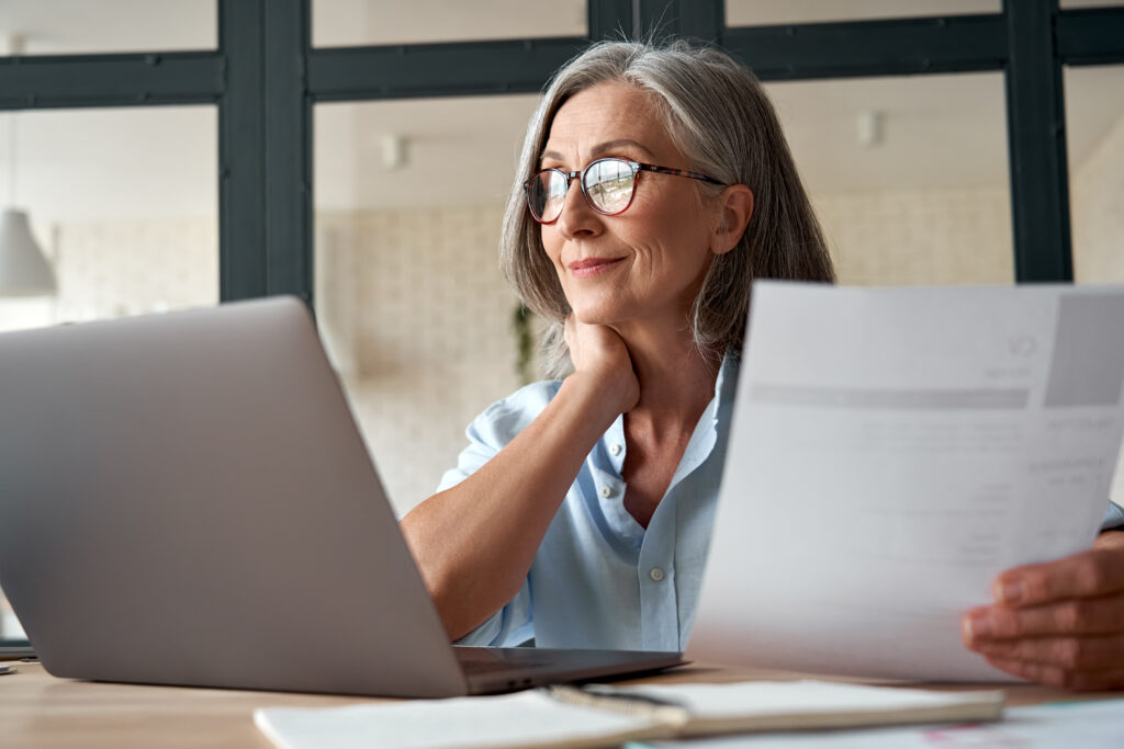 Frau vorm Laptop