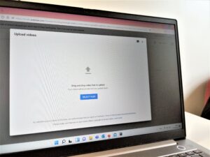 Laptop mit YouTube-Upload Fenster offen