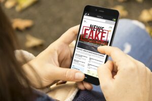 Smartphone zeigt Fake News