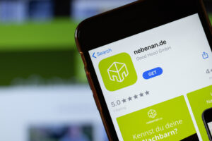Smartphone mit der App von nebenan.de