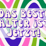 Schriftzug "Das beste Alter ist jetzt" vor wellenförmigen bunten Hintergrund