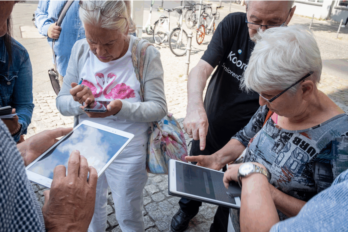 TeilnehmerInnen mit Tablets und Smartphones