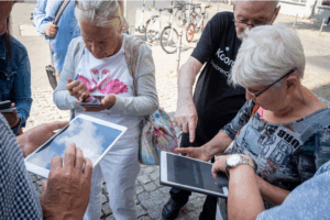 TeilnehmerInnen mit Tablets und Smartphones